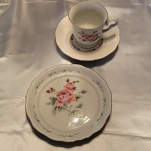 3 coffee cup saucers - Picture 5 of 6